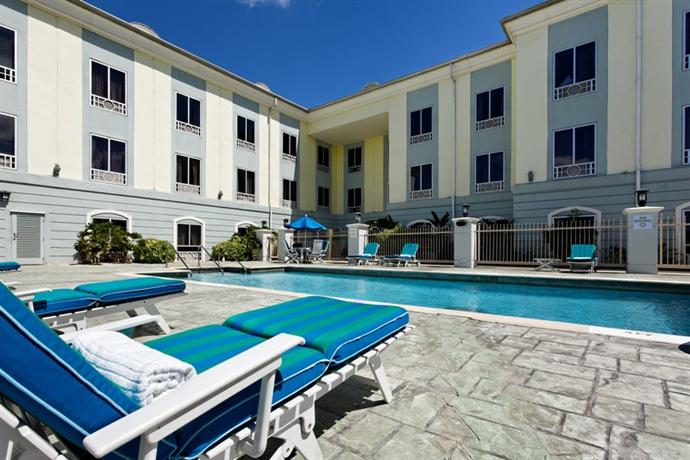 Holiday Inn Express Hotel & Suites photo 1