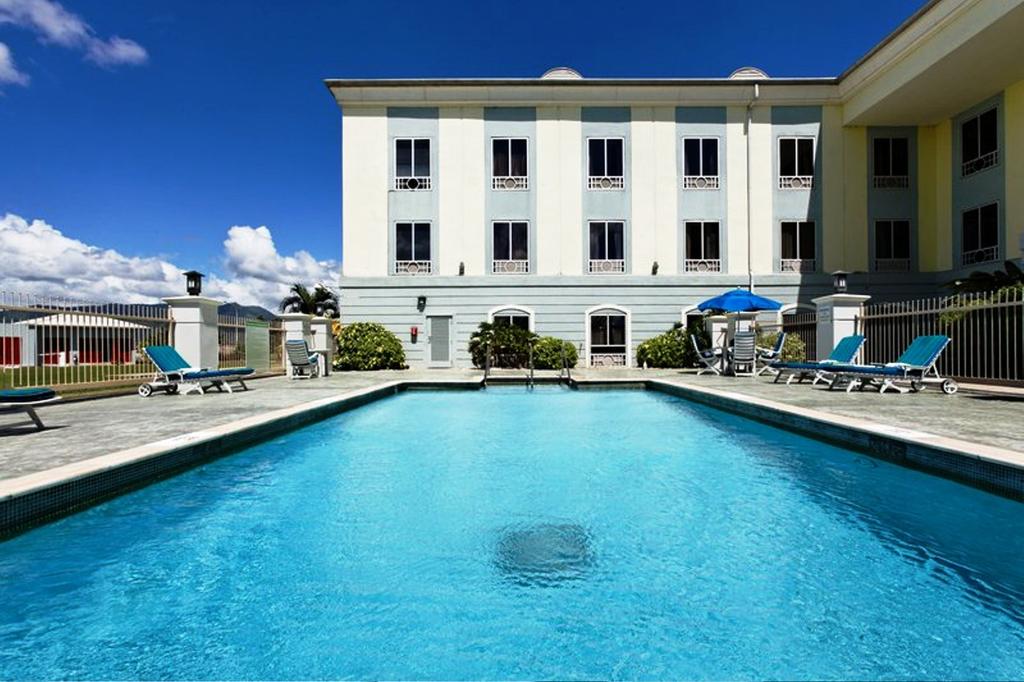 Holiday Inn Express Hotel & Suites photo 4