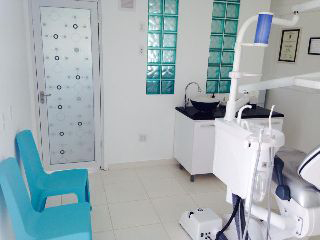 Island Smile Dentistry Ltd - Dr. Kronskie Dickenson-Foster DDS photo 3